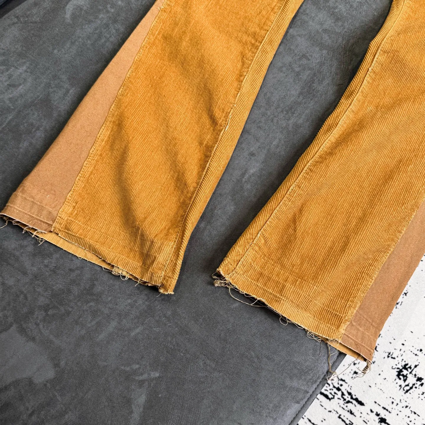 P240 Chrome Hearts Gallery 2025 corduroy spliced ​​multi-pocket couple bootcut jeans are a hot trend this season and are sought after by countless celebrities and fashionistas. The neat details of the cutting process add color to the playful fashion! The neat and meticulous design, and the well-fitting structure is unique. The upper body not only has outstanding recognition, but also looks younger and younger. A style with the ultimate wearing meaning and performance, gorgeous color matching, and the craftsmanship of this style is also extremely extraordinary. After the finished product is washed, it is disassembled and hand-made with sheepskin cross leather and then spliced ​​together to complete. The whole piece has too many craftsmanship to describe. It is decorated with patchwork cross flowers and high-waisted washed jeans! ! Absolutely high-end luxury product, a god-level single product, a super popular product, made with top heavy industry, a magic weapon that cannot be missed to hit the streets. Size: 28 30 32 34 36 Color: Yellow